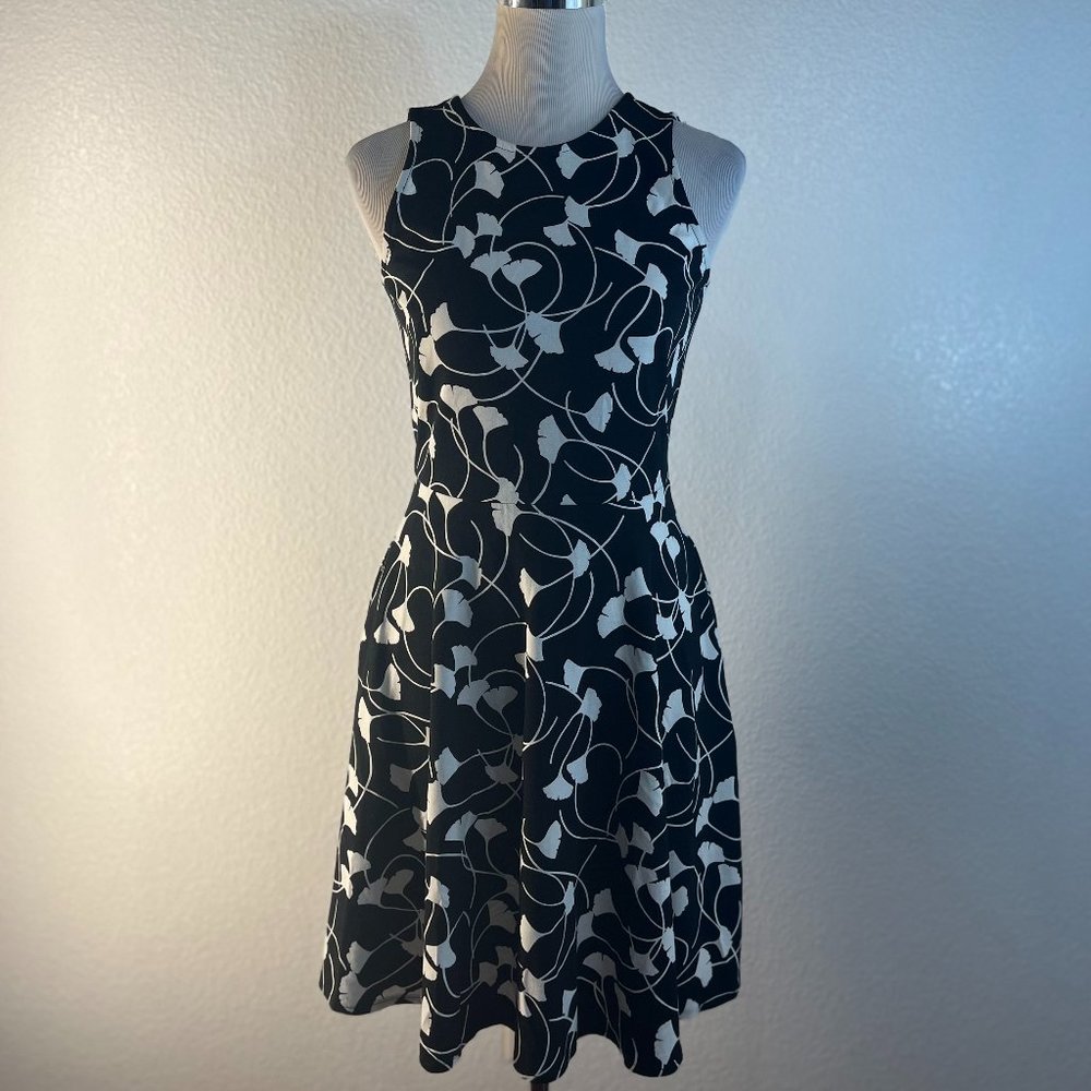 ANN TAYLOR FLORAL BLACK & WHITE SLEEVELESS RAYON BLEND DRESS SZ 2